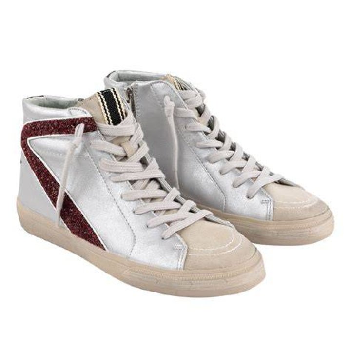 What shoes does Rooney wear?