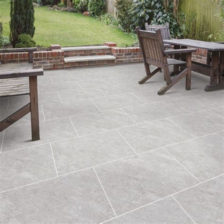 What should outdoor porcelain tiles be laid on?