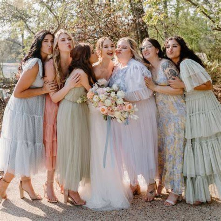 What to wear to a garden party for a wedding?