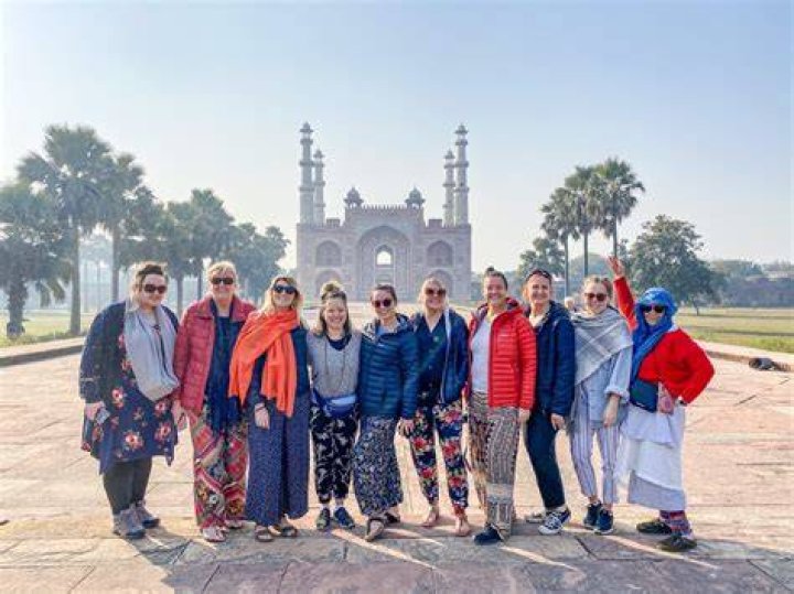 What type of clothes wear in Delhi?