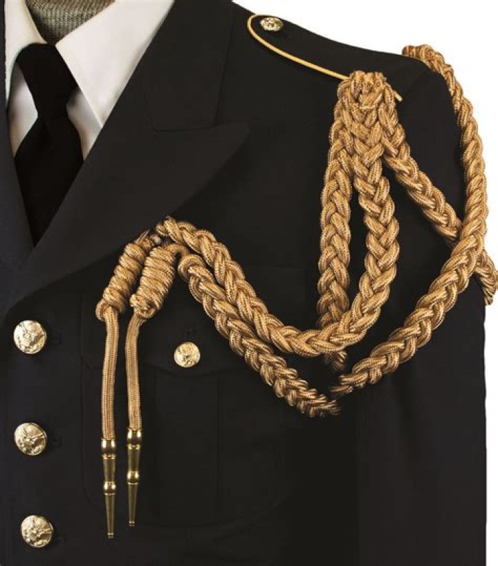 Who can wear an aiguillette?