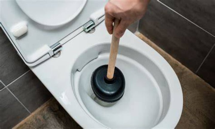 Will toilet bowl unclog itself?